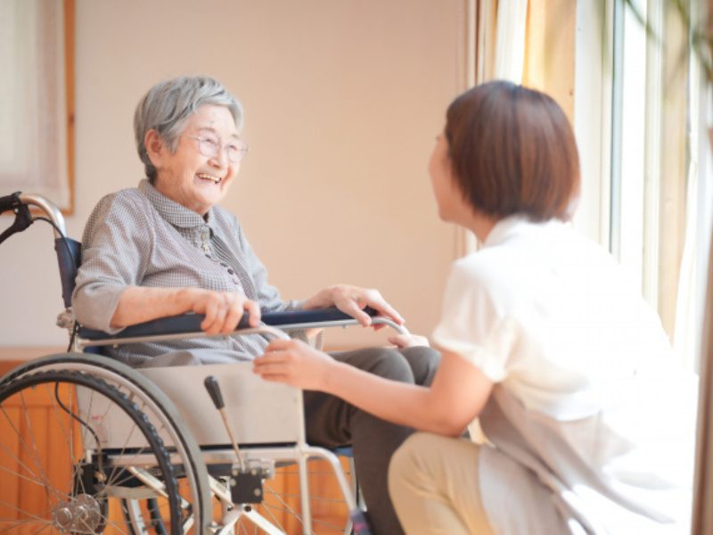 利用者さんと楽しくお話ししている様子｜大阪府高槻市にある訪問介護施設ふぁみりあ21